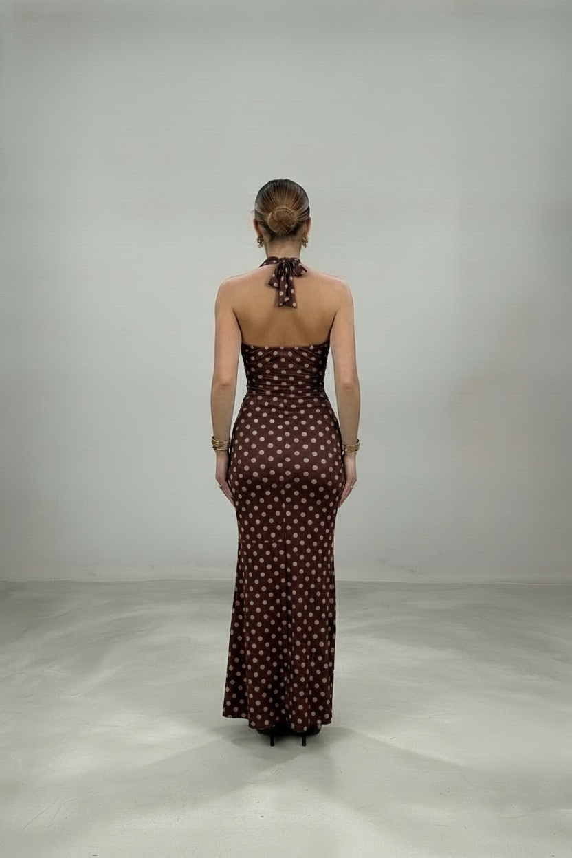 La Robe Longue Dos Nu « Riviera » – Édition Marron & Pois